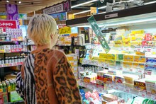 買い物をする渡辺淳之介。