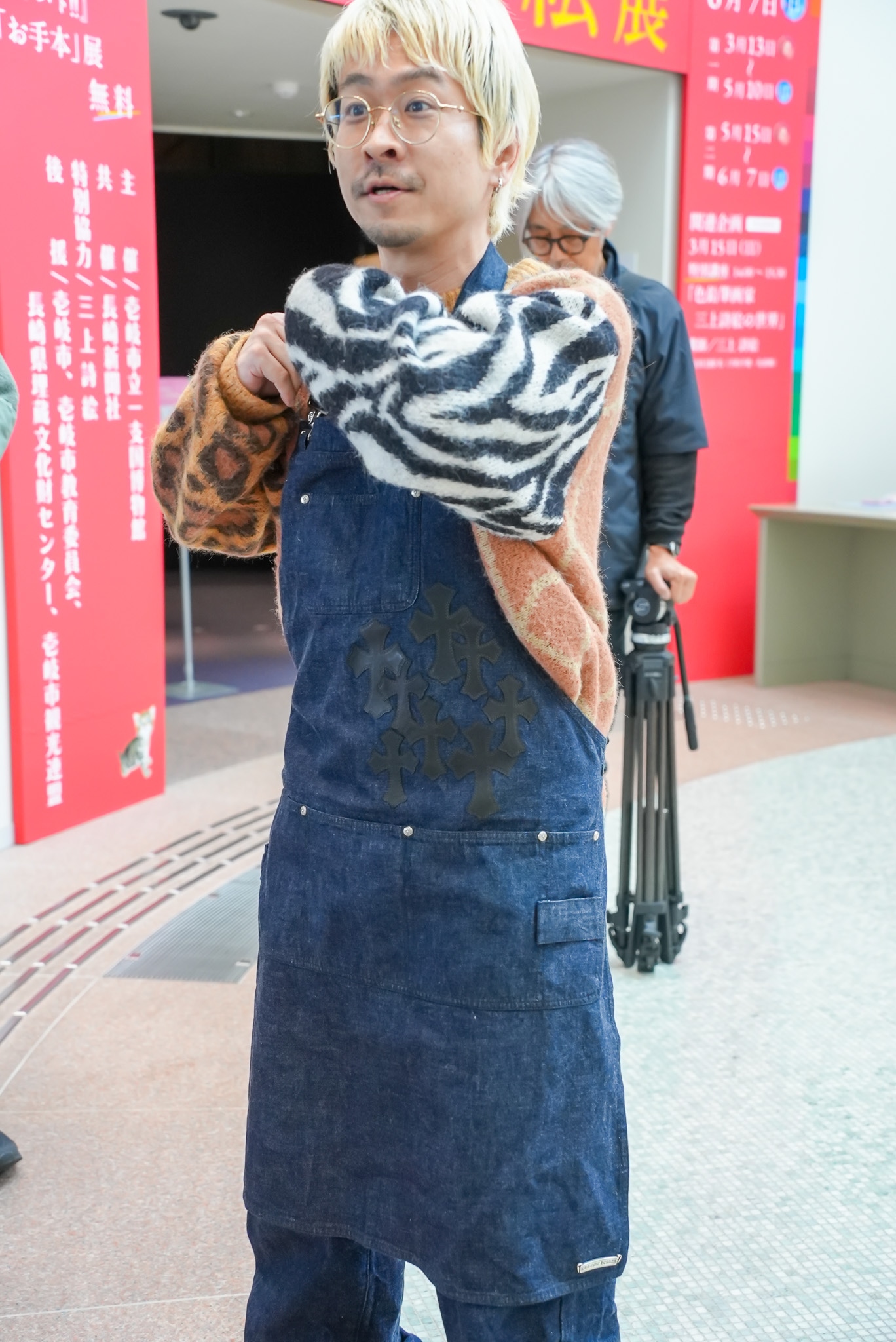 クロムハーツのエプロンを身に着けた渡辺淳之介。