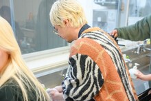 手を洗う渡辺淳之介。