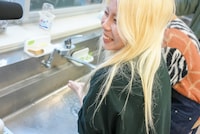 手を洗うココ・パーティン・ココ（GANG PARADE）。