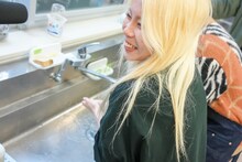 手を洗うココ・パーティン・ココ（GANG PARADE）。