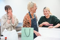 左からタテ・マエ、渡辺淳之介、ココ・パーティン・ココ。