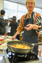 料理をする渡辺淳之介。