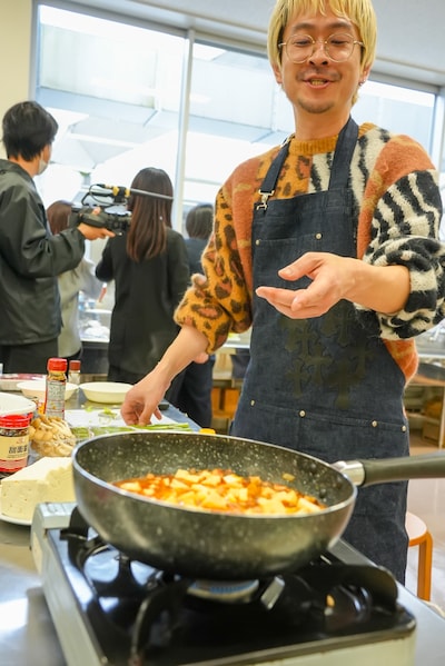 料理をする渡辺淳之介。
