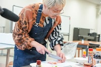 ベーコンを切る渡辺淳之介。