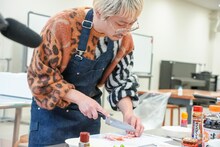 ベーコンを切る渡辺淳之介。