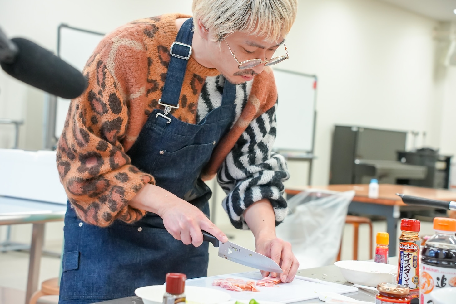 ベーコンを切る渡辺淳之介。