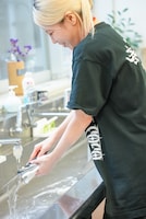 食器を洗うココ・パーティン・ココ（GANG PARADE）。