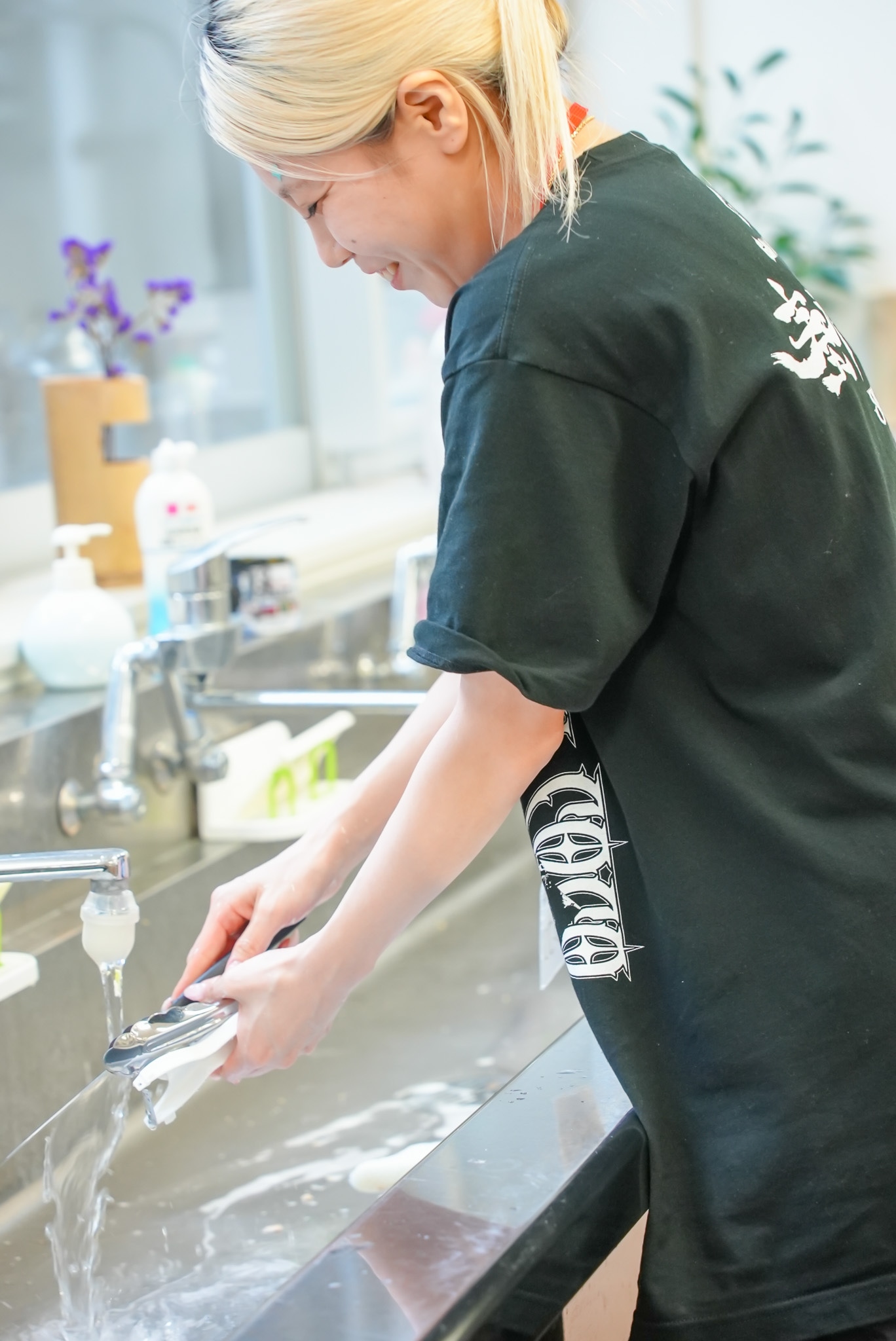 食器を洗うココ・パーティン・ココ（GANG PARADE）。