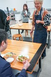 渡辺淳之介の手料理を試食するWACK若月氏。