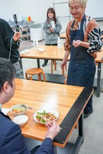 渡辺淳之介の手料理を試食するWACK若月氏。