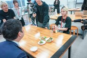 ココ・パーティン・ココの手料理を試食するWACK若月氏。