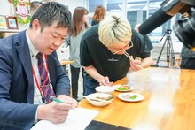 「WACK合同オーディション2026」4日目の料理対決の様子。