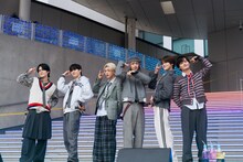 DXTEEN。ダイバーシティ東京プラザで行われた、2ndアルバム「Heart Beat」リリース記念イベントより。