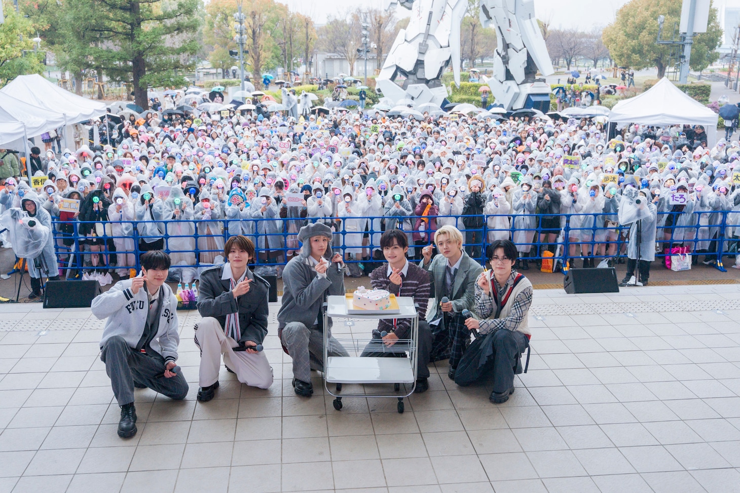 DXTEEN。ダイバーシティ東京プラザで行われた、2ndアルバム「Heart Beat」リリース記念イベントより。