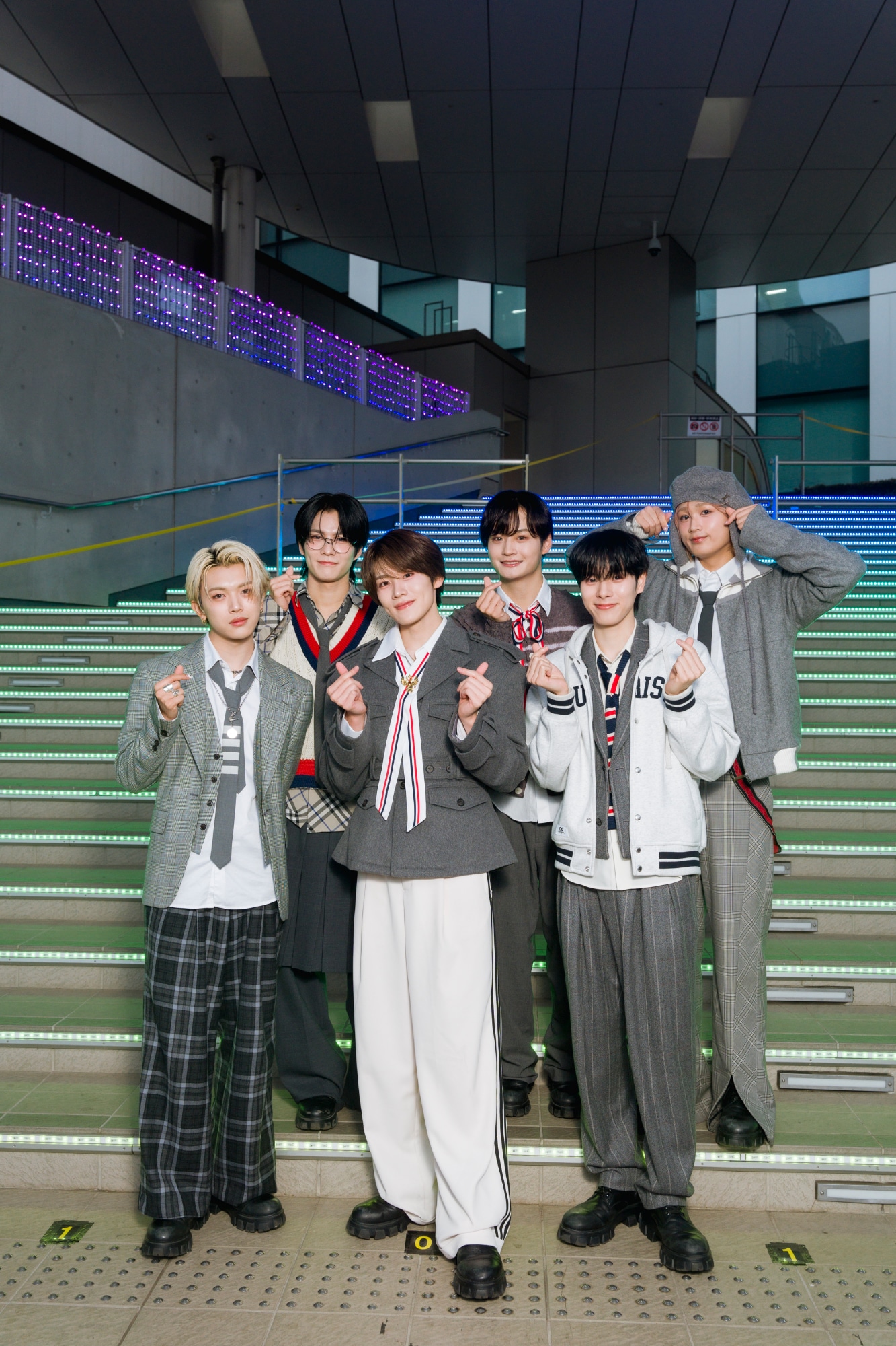 DXTEEN。ダイバーシティ東京プラザで行われた、2ndアルバム「Heart Beat」リリース記念イベントより。