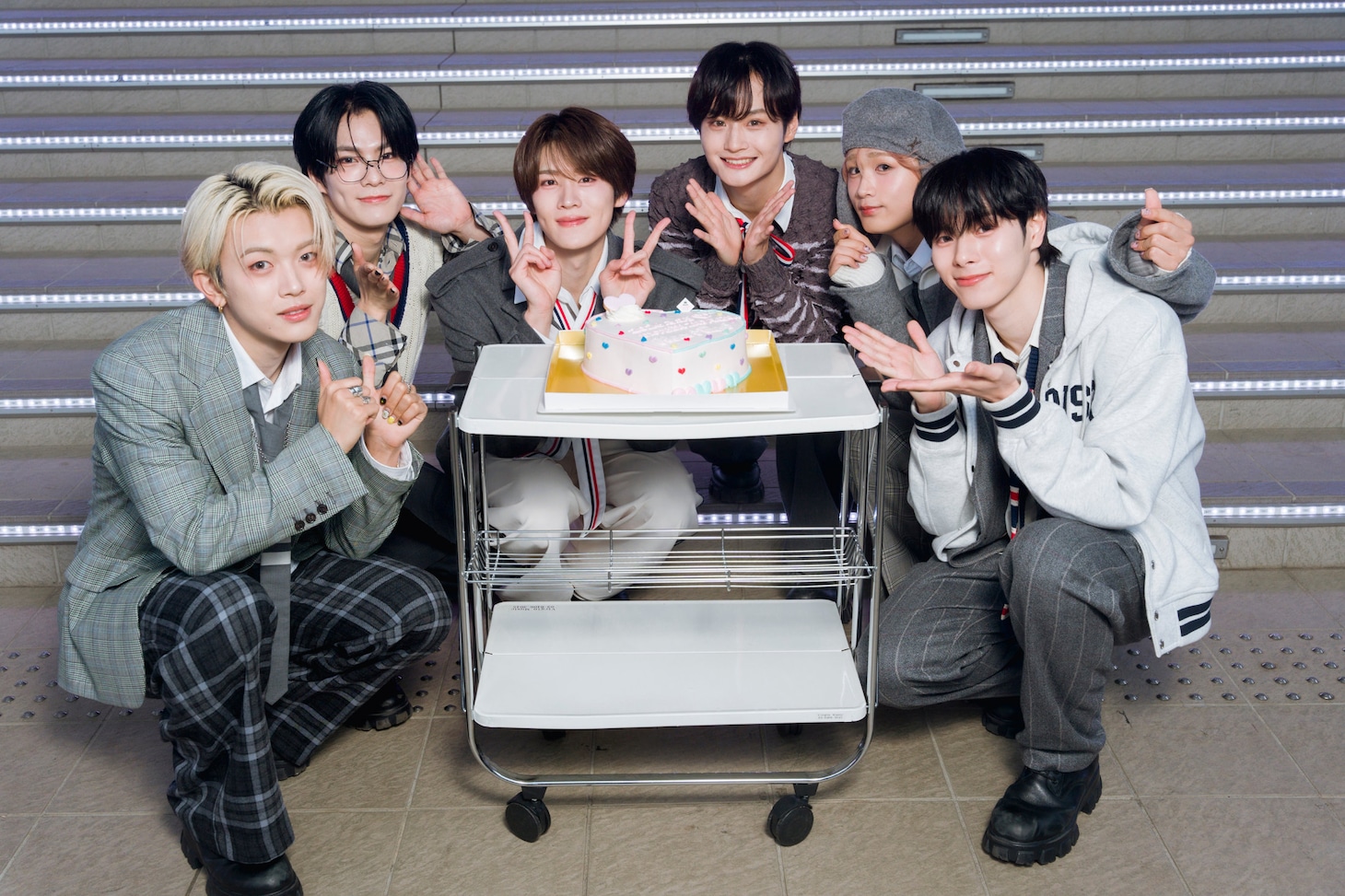 DXTEEN。ダイバーシティ東京プラザで行われた、2ndアルバム「Heart Beat」リリース記念イベントより。