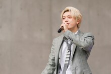 平本健（DXTEEN）。ダイバーシティ東京プラザで行われた、2ndアルバム「Heart Beat」リリース記念イベントより。