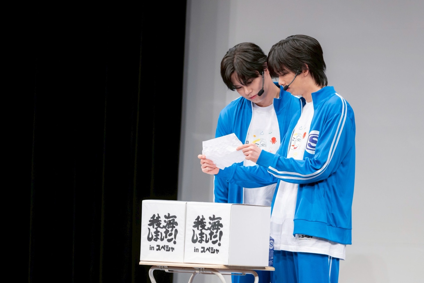 おたよりを読む稜海。