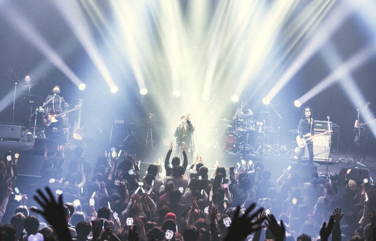 T-BOLANのライブの様子。