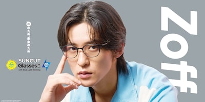 Zoffの新テレビCM放送開始日に掲出される、目黒蓮（Snow Man）のウィンドウ装飾。Zoff原宿店、自由が丘メープル通り店、グランド東京渋谷店の3店舗で掲出される。