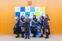 アビライクポーズを決める、タイトル未定と及川秀一郎安平町長。