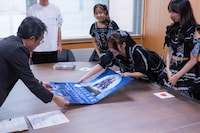 シングル「プラネタリウム」のポスターを及川秀一郎安平町長へ贈呈する、タイトル未定。