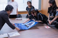 シングル「プラネタリウム」のポスターを及川秀一郎安平町長へ贈呈する、タイトル未定。