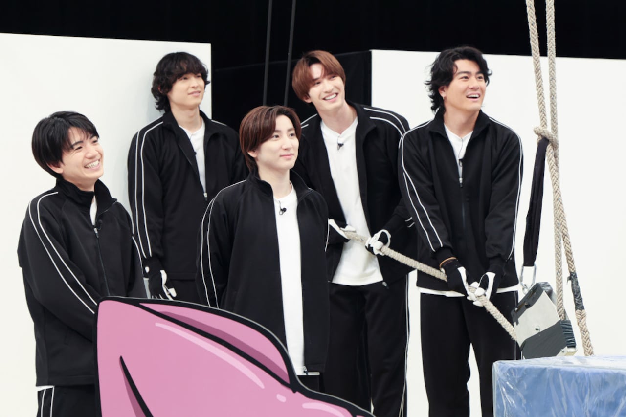 on eST SixTONES 公式写真 ジェシー 京本大我 松村北斗 髙地優吾 左から髙地優吾、松村北斗、京本大我、ジェシー、森本慎太郎。©TBS
