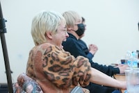 笑う渡辺淳之介。