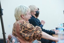 笑う渡辺淳之介。