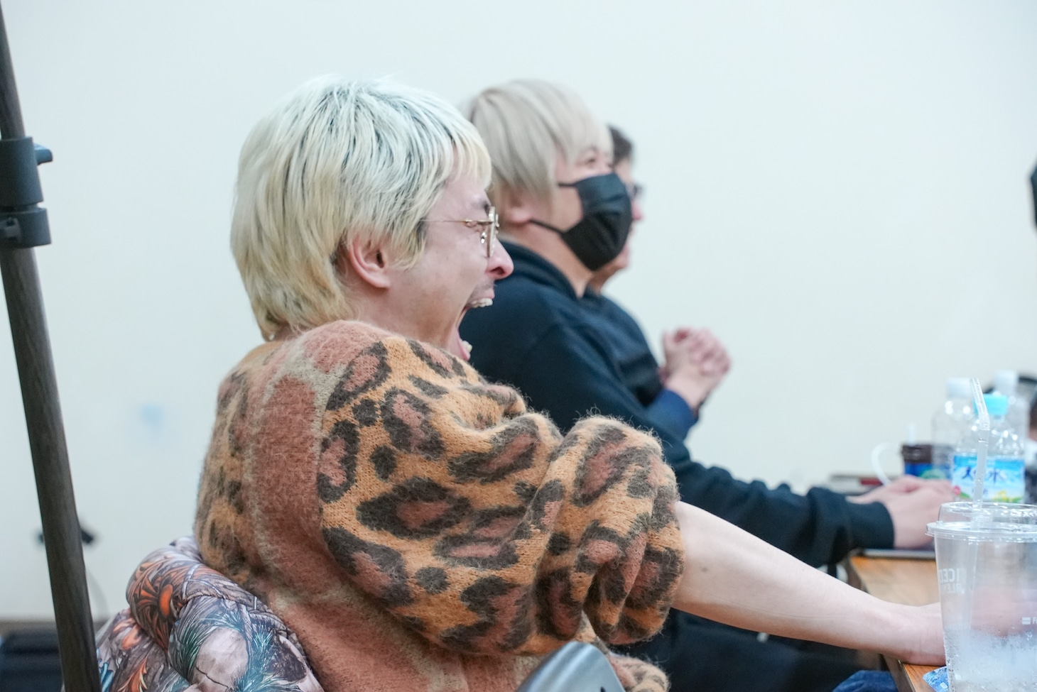 笑う渡辺淳之介。