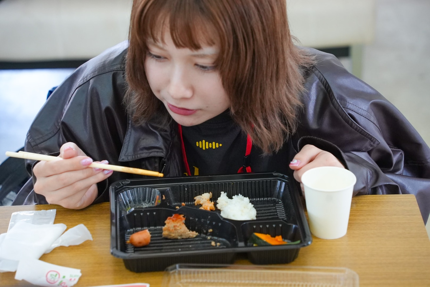 昼食でデスソース入り弁当を食べるHANANOANA。