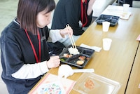 昼食でデスソース入り弁当を食べるRYUUSEiKO。