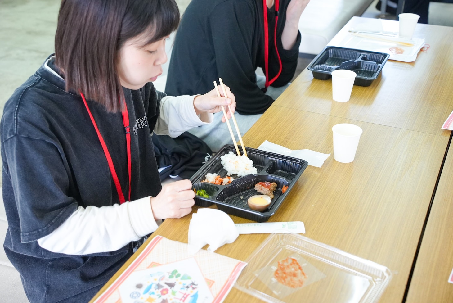 昼食でデスソース入り弁当を食べるRYUUSEiKO。