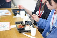 昼食でデスソース入り弁当を食べるナ前アリ。