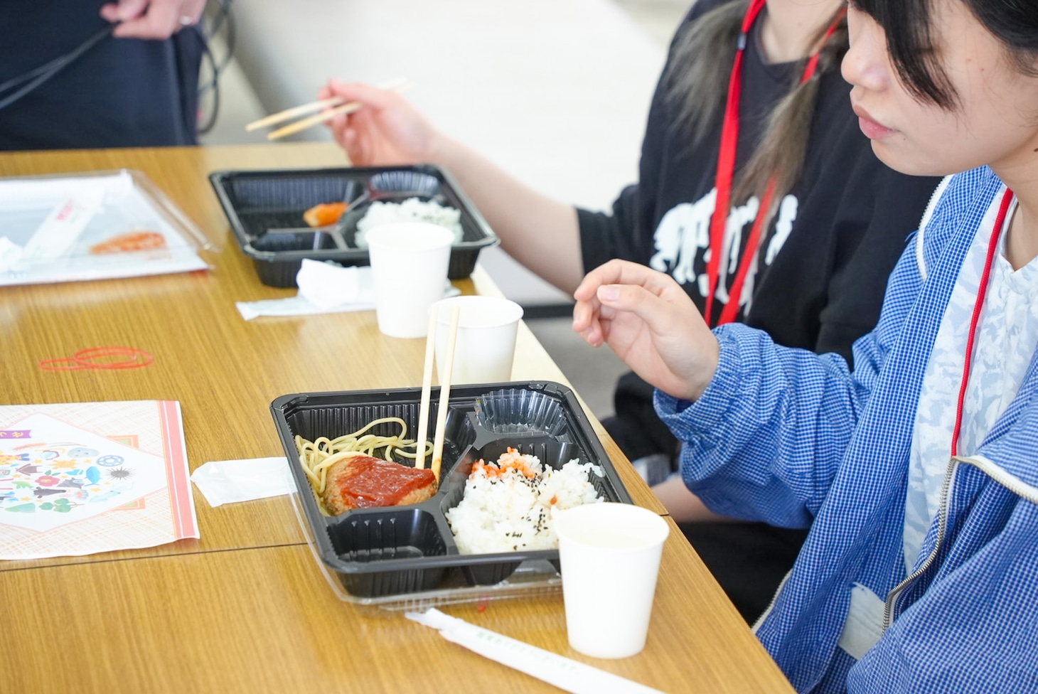 昼食でデスソース入り弁当を食べるナ前アリ。