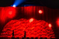 「The Covers スプリング・ロックフェス」MC陣のシルエット。©︎NHK