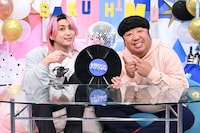 左から佐久間大介（Snow Man）、日村勇紀（バナナマン）。©︎日本テレビ