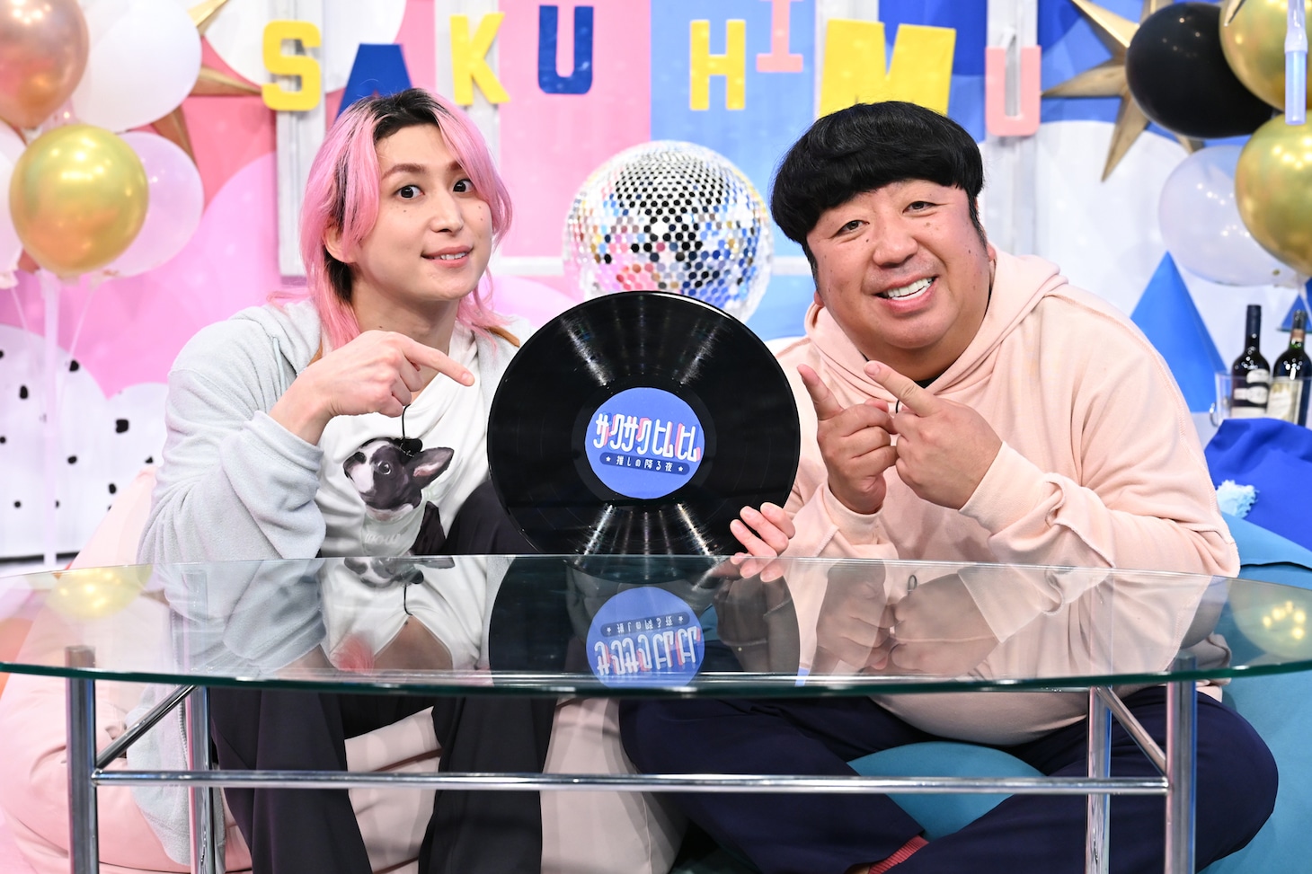 左から佐久間大介（Snow Man）、日村勇紀（バナナマン）。©︎日本テレビ