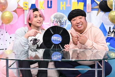 左から佐久間大介（Snow Man）、日村勇紀（バナナマン）。©︎日本テレビ