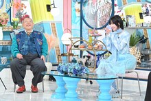 左から笑福亭鶴瓶、あの。©TBS