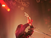 鹿の角を掲げる三船雅也。