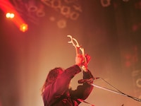 鹿の角を掲げる三船雅也。