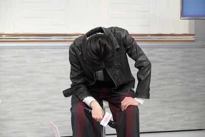 ハイスペックな清水課長のキャラクター紹介にうなだれる船津稜雅（超特急）。