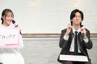 自身の上目遣いポーズをカメラマンが嫌々撮っていたと主張する船津稜雅（右 / 超特急）。