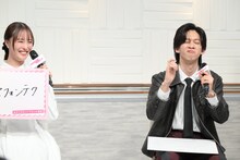 自身の上目遣いポーズをカメラマンが嫌々撮っていたと主張する船津稜雅（右 / 超特急）。