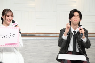 自身の上目遣いポーズをカメラマンが嫌々撮っていたと主張する船津稜雅（右 / 超特急）。