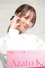 あざかわポーズの大友花恋。