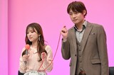 くじ引きでペアになった矢吹奈子と髙松アロハ（超特急）。